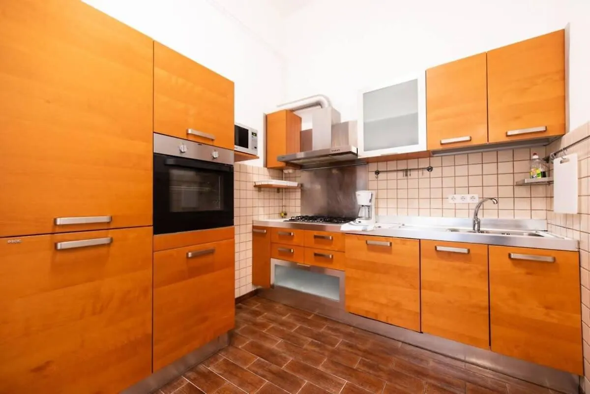 Very Central Convenient Large Ac Place Budapest 0*,