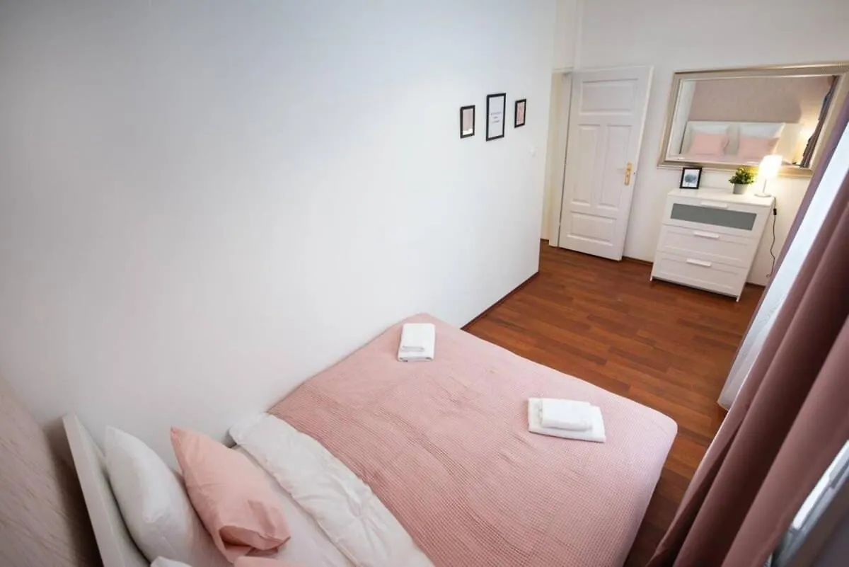 Very Central Convenient Large Ac Place Budapest 0*,
