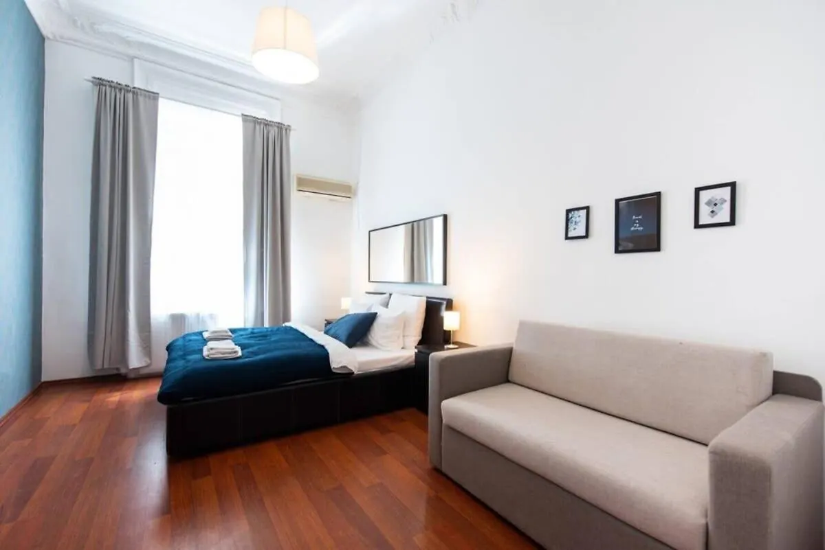 Very Central Convenient Large Ac Place Budapest 0*,  Hungary