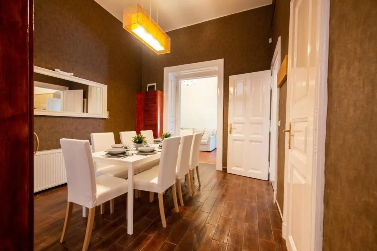 Very Central Convenient Large Ac Place Budapest Apartment