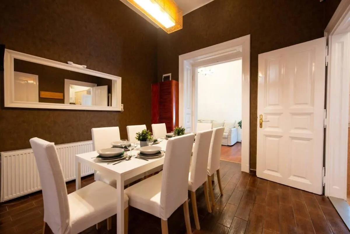 Very Central Convenient Large Ac Place Budapest