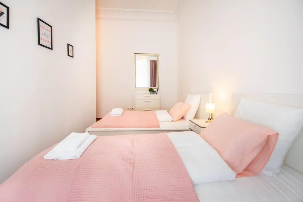 Very Central Convenient Large Ac Place Budapest 0*,