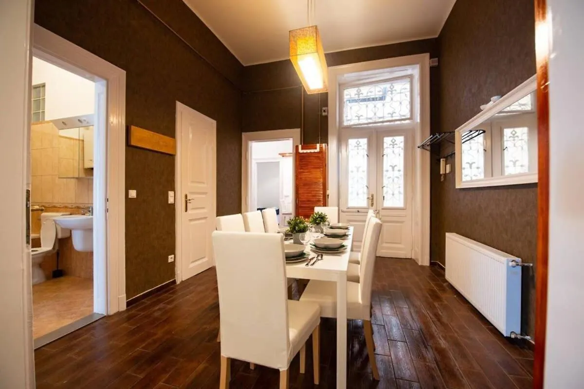 Very Central Convenient Large Ac Place Budapest